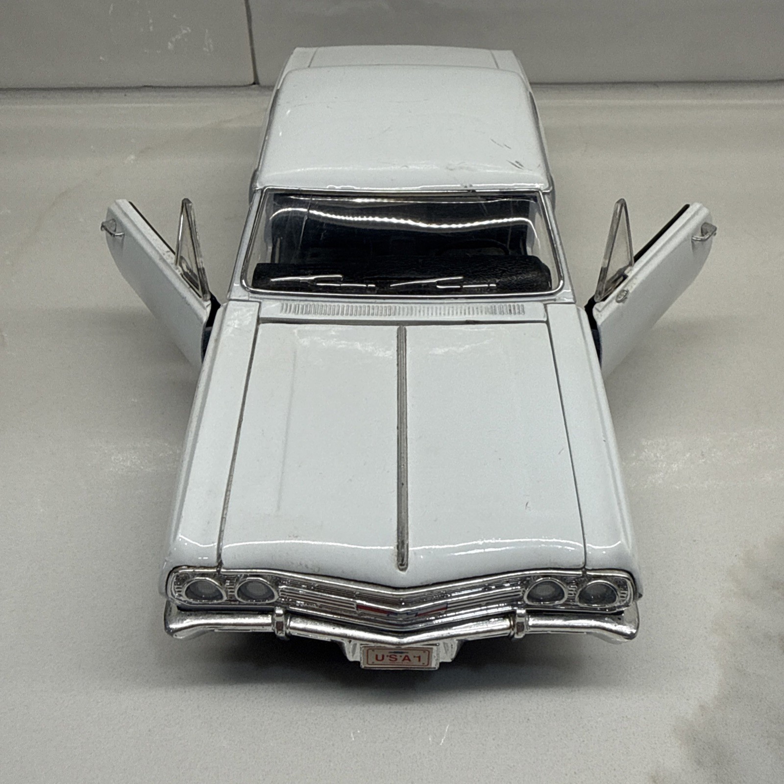 Saico White 1965 Chevy Chevell SS 396 Z-16 1:24 Scale Diecast Model – Ships Fast