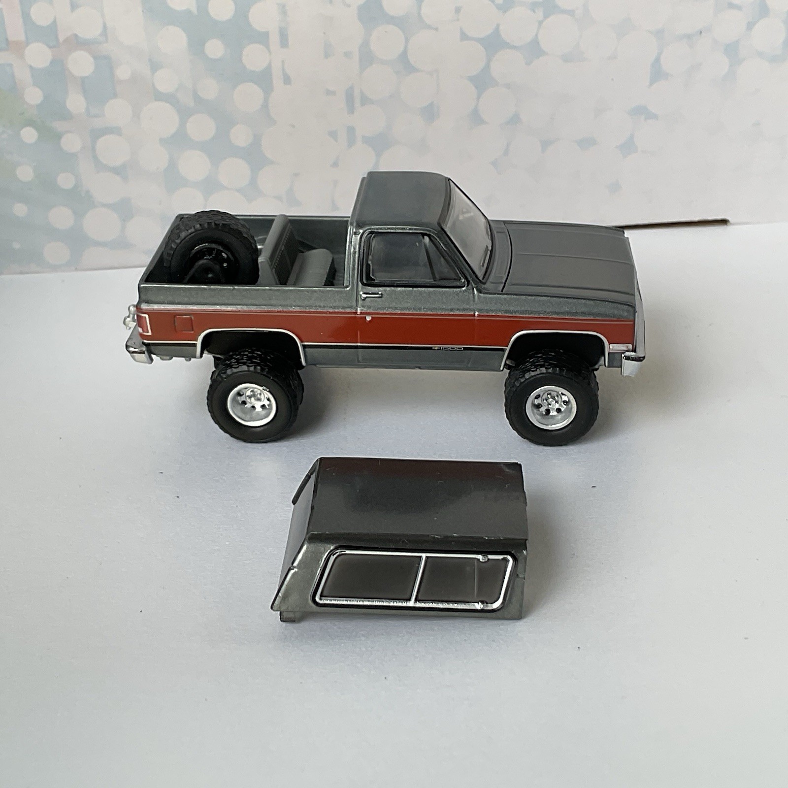 Greenlight 1990 CHEVROLET KS BLAZER Lifted Gray / red REMOVABLE TOP Chevy