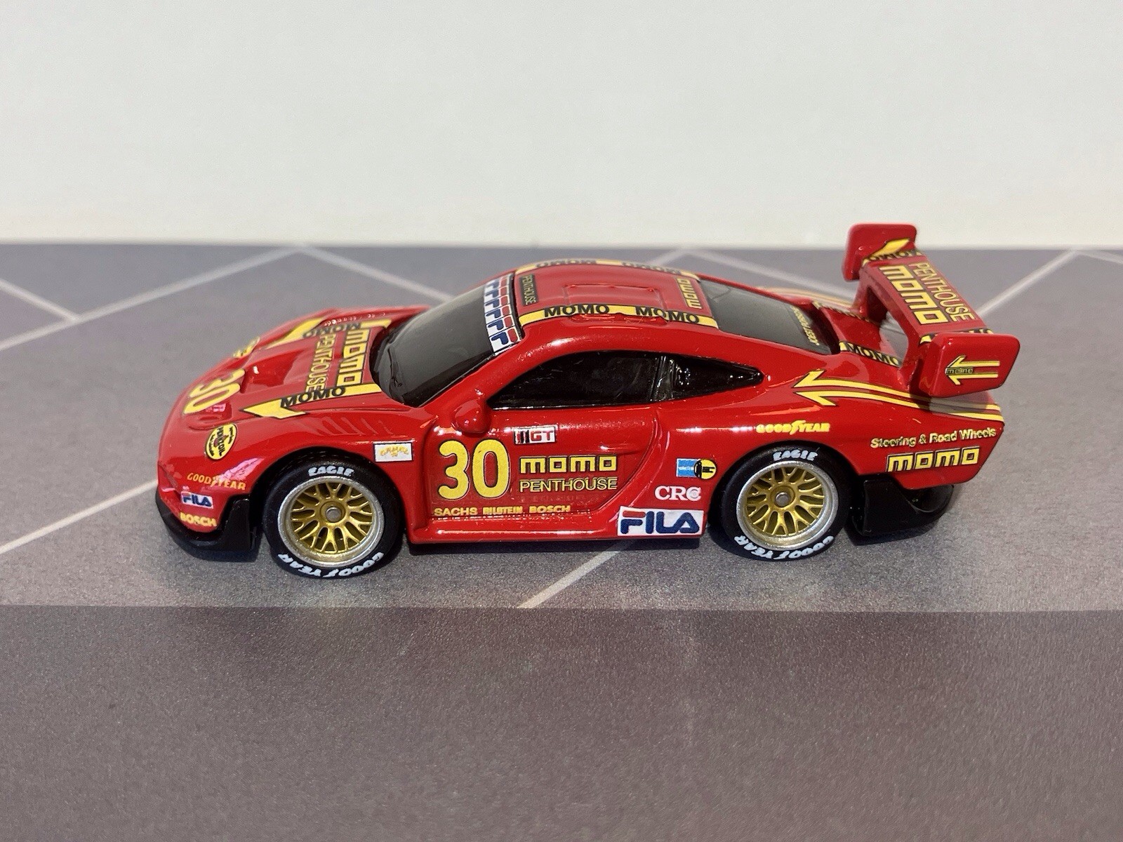 1/64 Custom Hot Wheels PORSCHE 935 w/real riders MOMO Custom