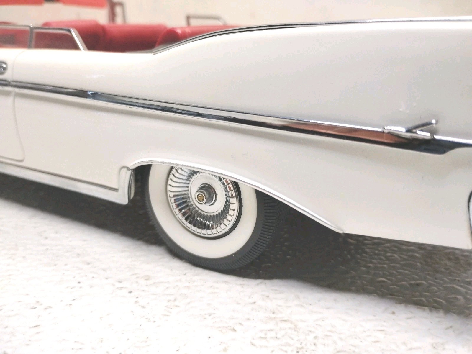 Yat Ming Road Signature 1961 Imperial Crown Convertible White 1:18 Removable Top