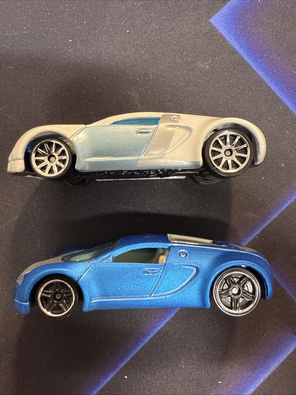 HOT WHEELS – HOT AUCTION – BUGATTI VEYRON 🔥 Combined Shipping 🔥 2 Car Set