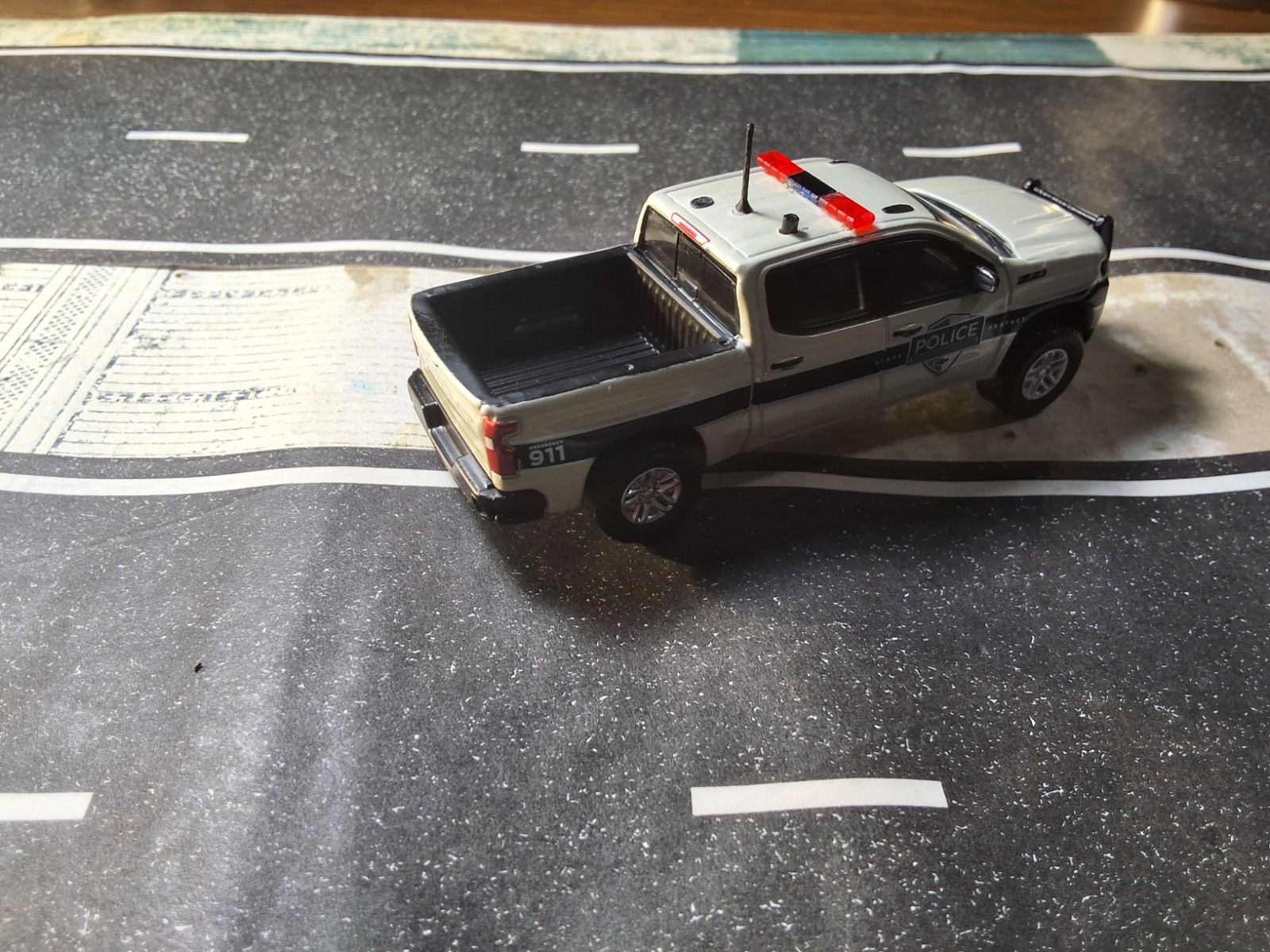 Greenlight Police Custom 1/64 Chevy Silverado SSV with Police Officer Driving