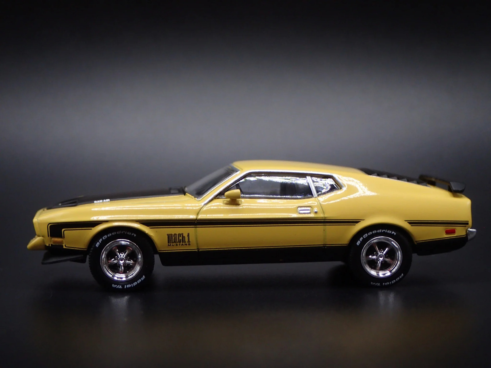 1971 71 FORD MUSTANG MACH 1 FASTBACK YELLOW 1:64 SCALE DIORAMA DIECAST MODEL CAR