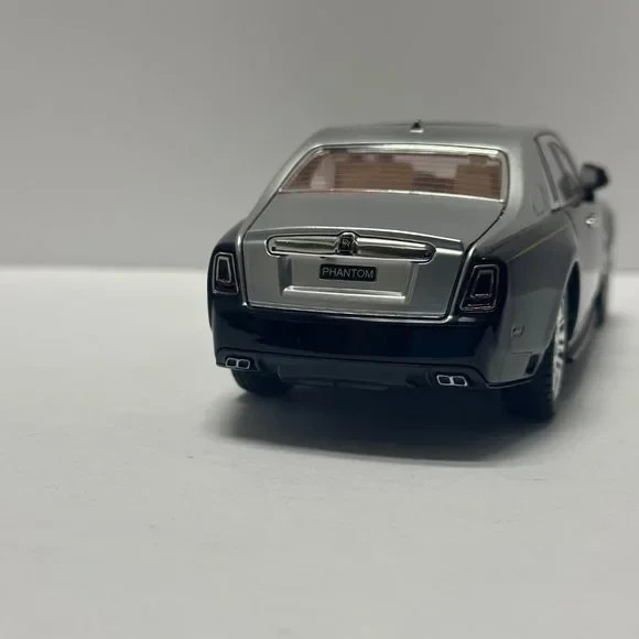 1:24 Rolls-Royce Phantom Metal Diecast Silver Black WITH LEDS Roll-Back