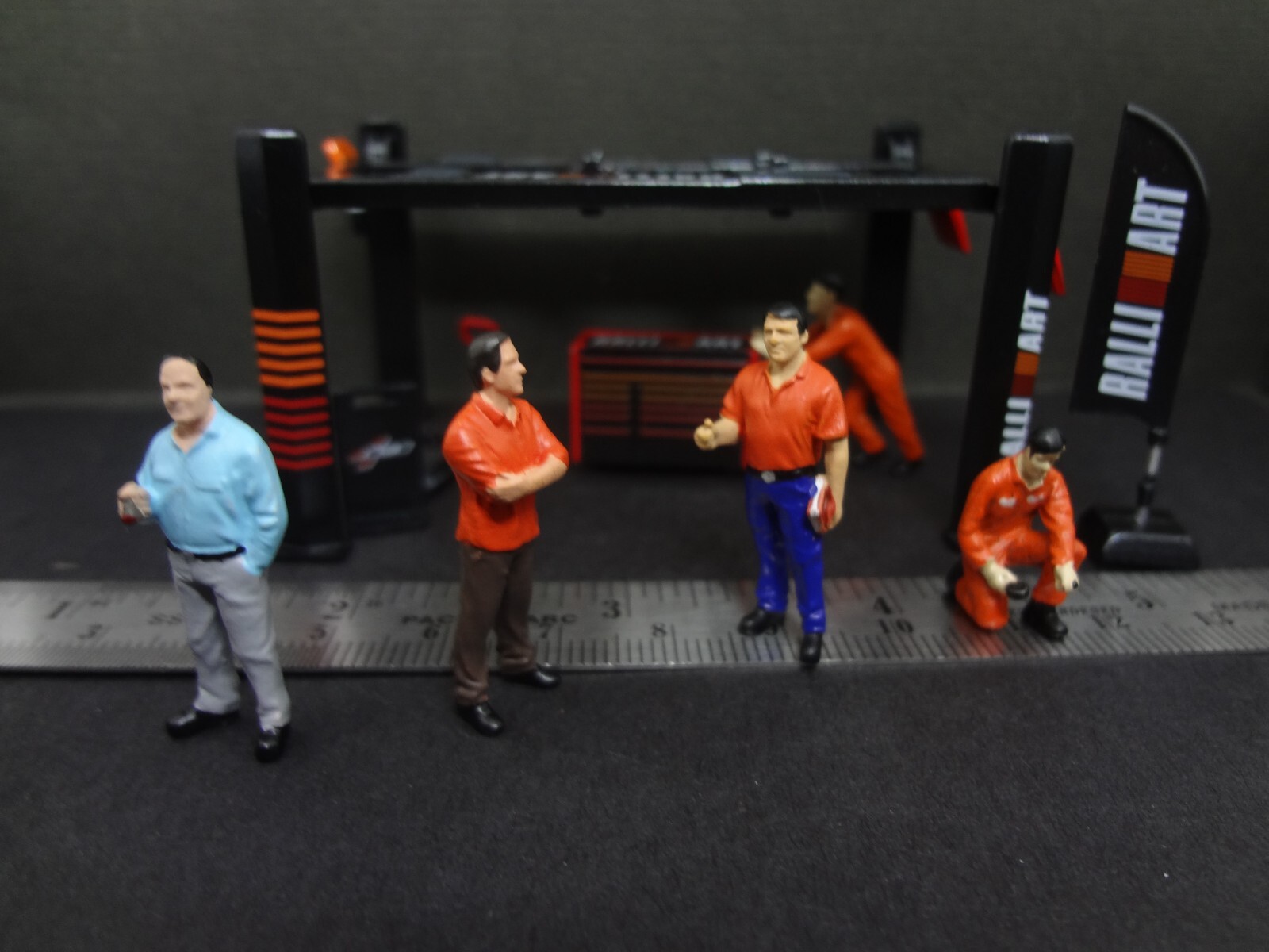 1:64 black/red/orange Garage tool set w/ mechanics & bossmen figures+ stickers