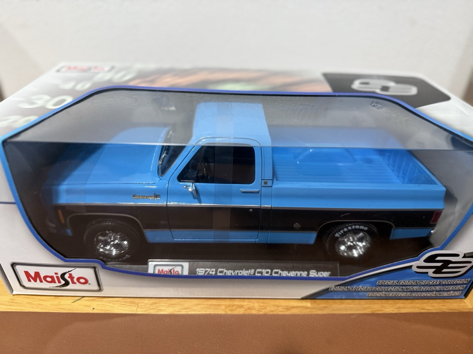 1974 Chevrolet C10 Cheyenne Super- Bule/Black 1/18 Maisto GM Officially Licensed