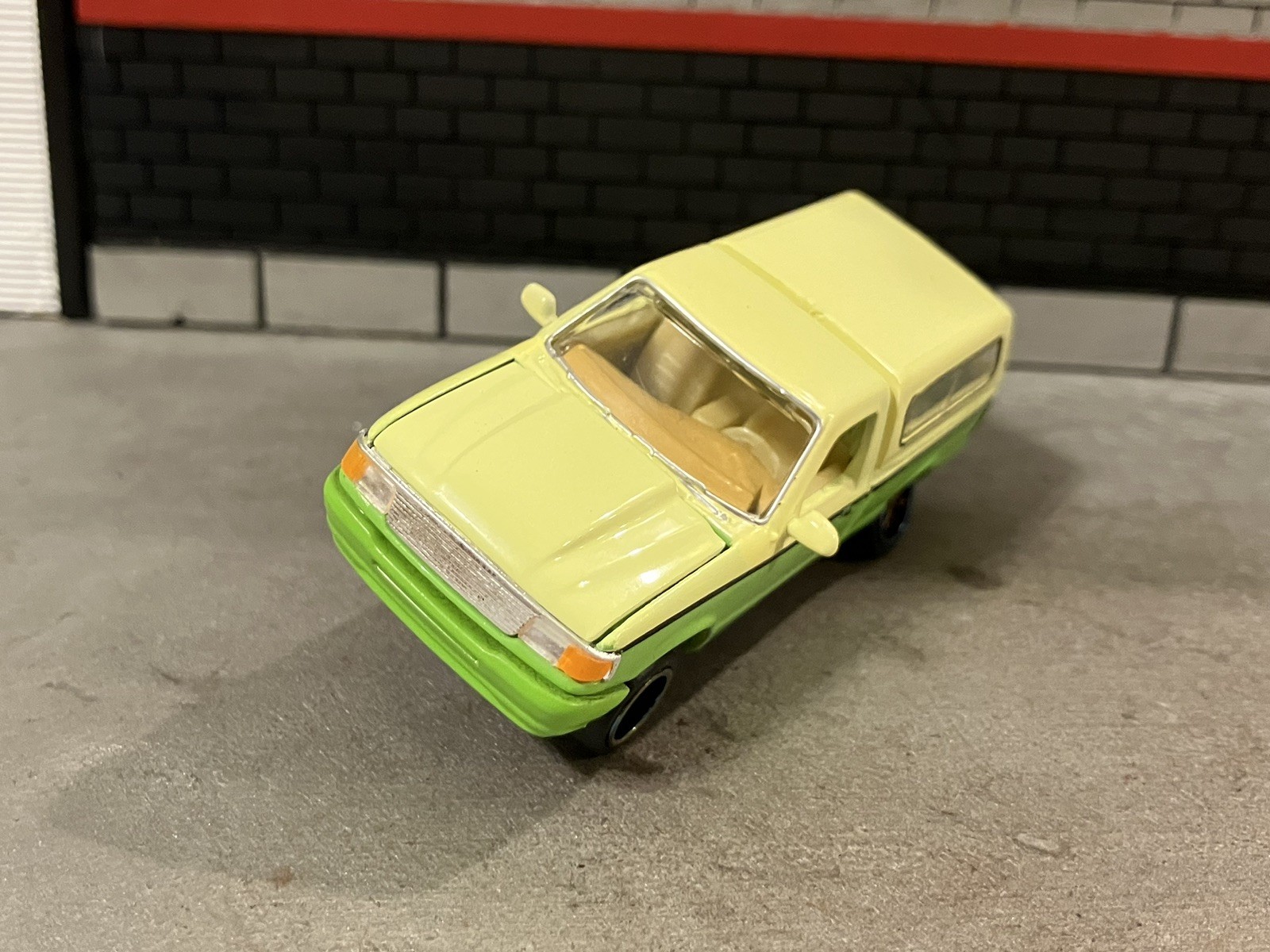 1995 Ford Ranger Lowrider 1/64 Scale Custom M2 Machines Diecast Car 3 Wheel Pose
