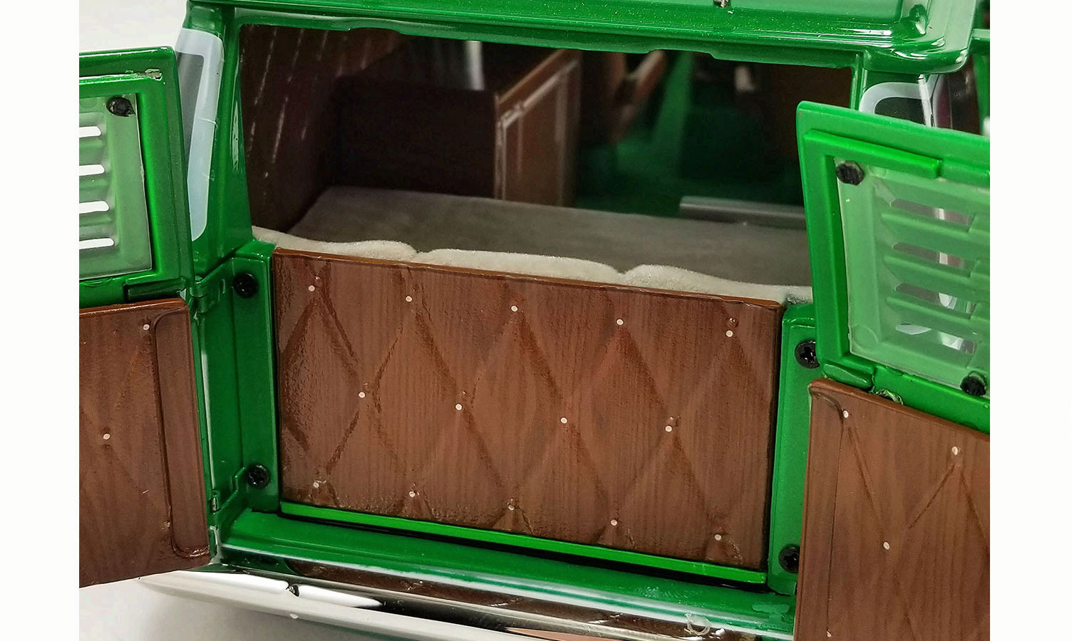 1:18 ACME 1976 Chevrolet G Series Custom Van ” Emerald Express ” New