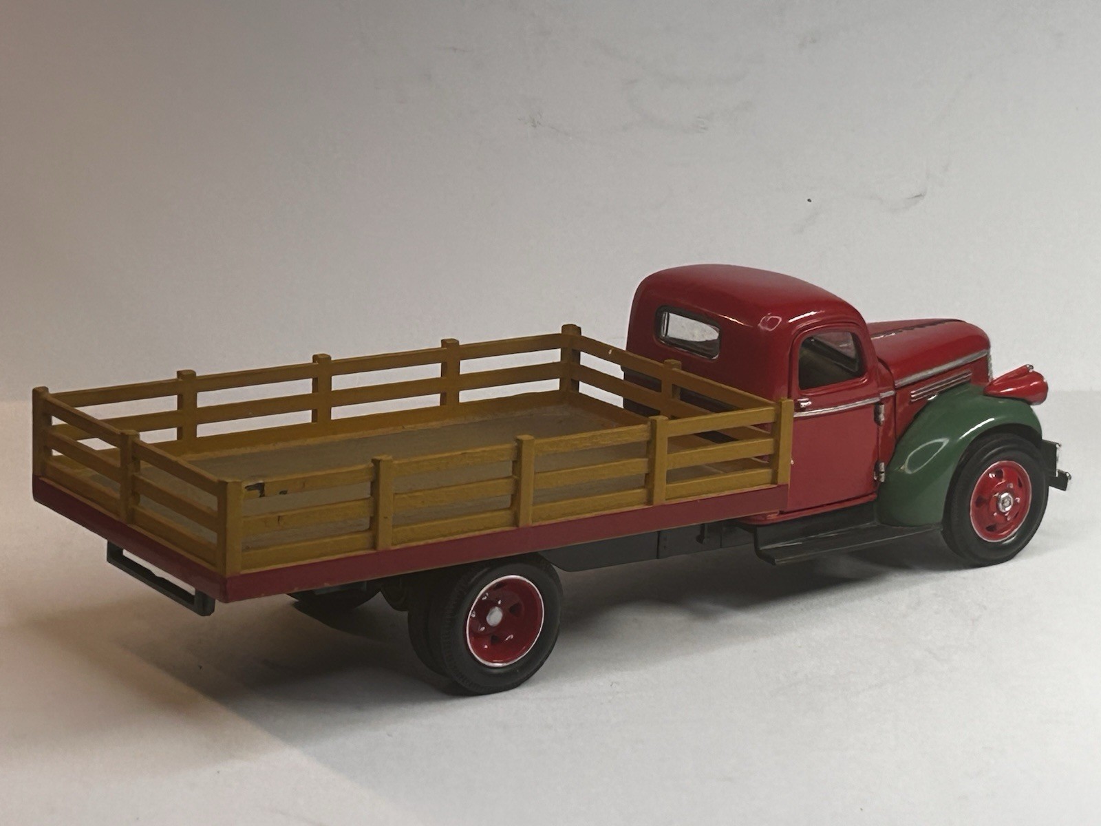 National Motor Museum Mint 1941 Chevrolet Flatbed Stake Truck Red/Green 1:32 DC