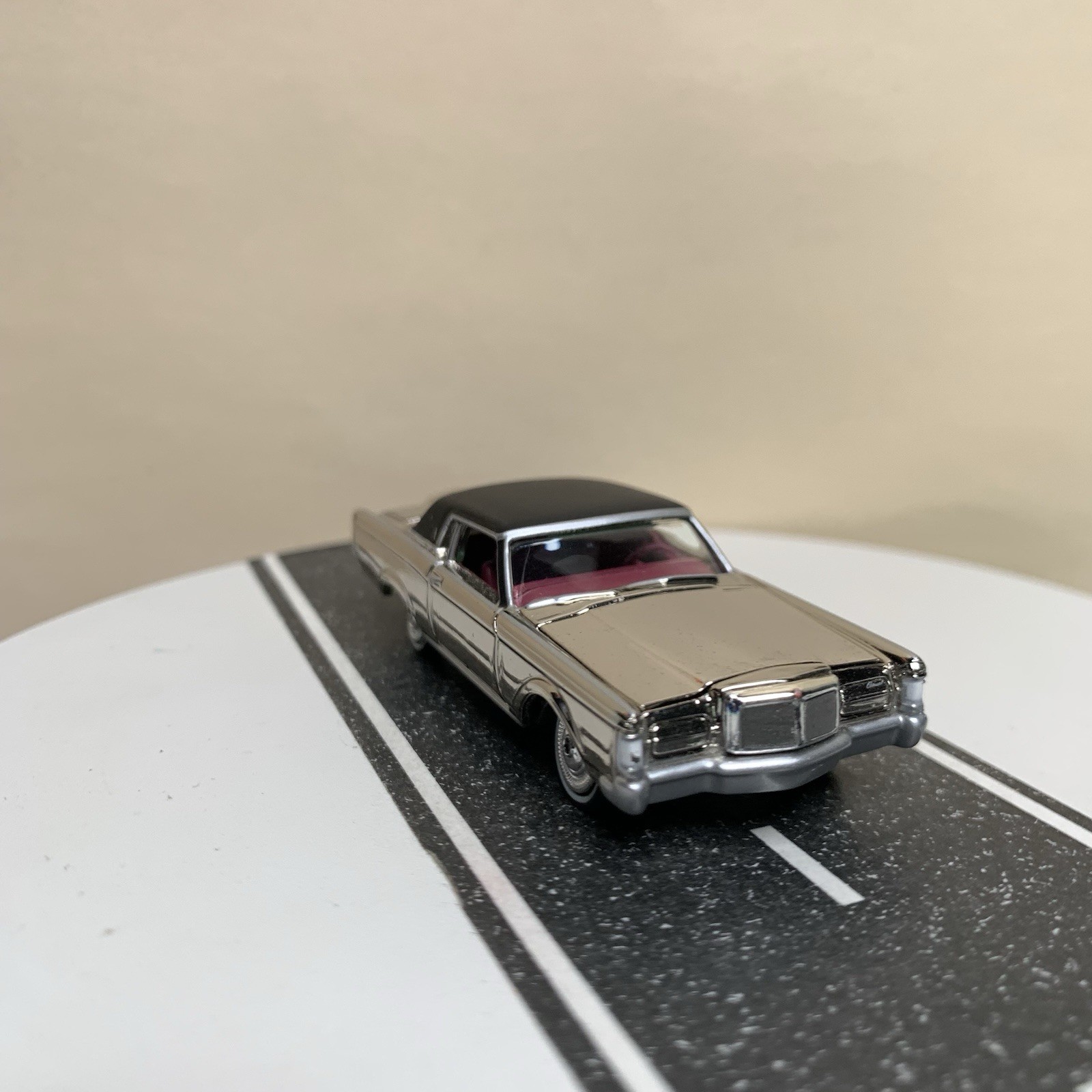 Johnny Lightning Classic Gold 1969 Lincoln Continental Mark III Chrome 1:64 NM