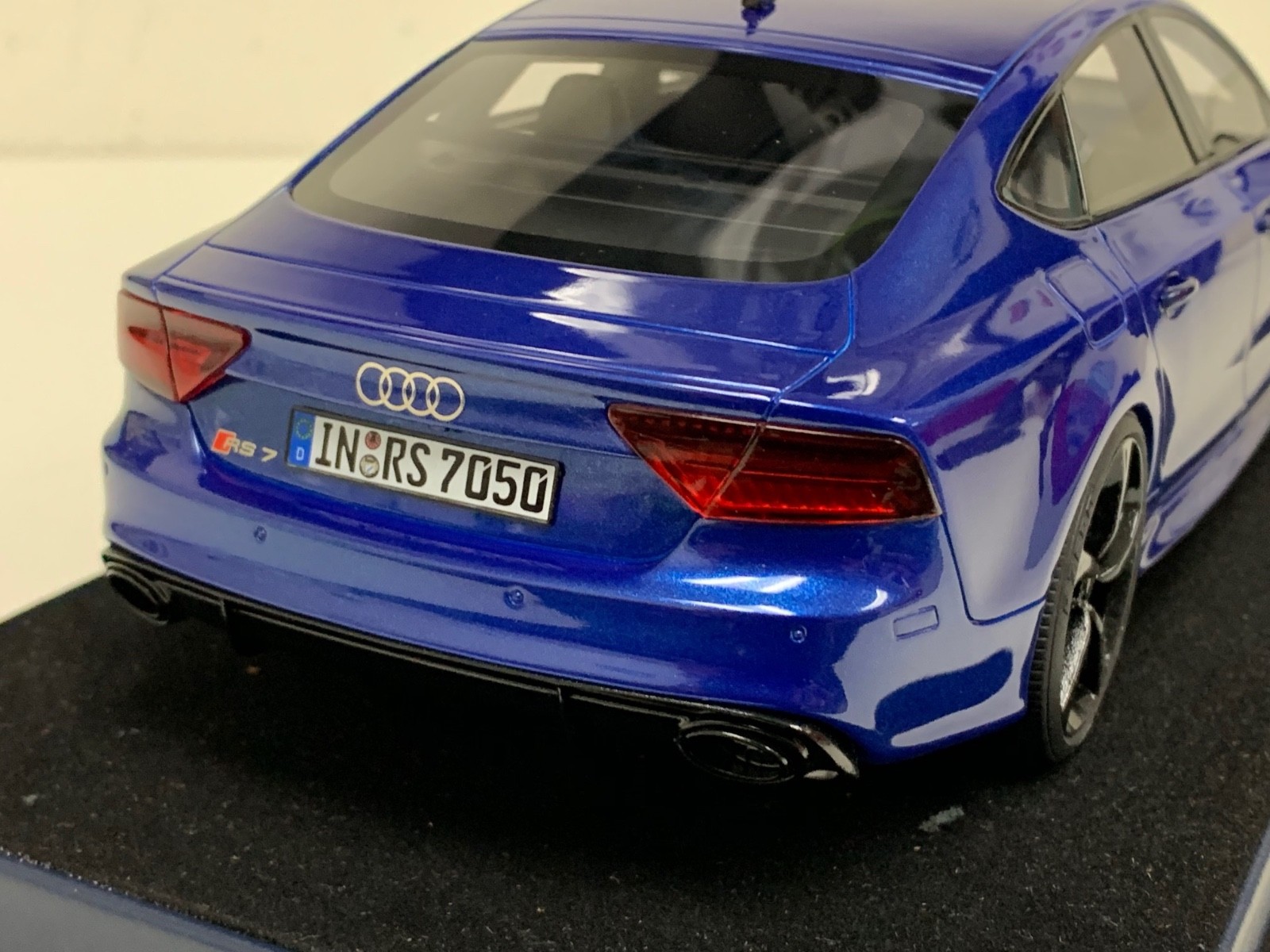 1/18 MotorHelix Audi RS7 from 2020 in Dark Blue limited to 50 Pieces