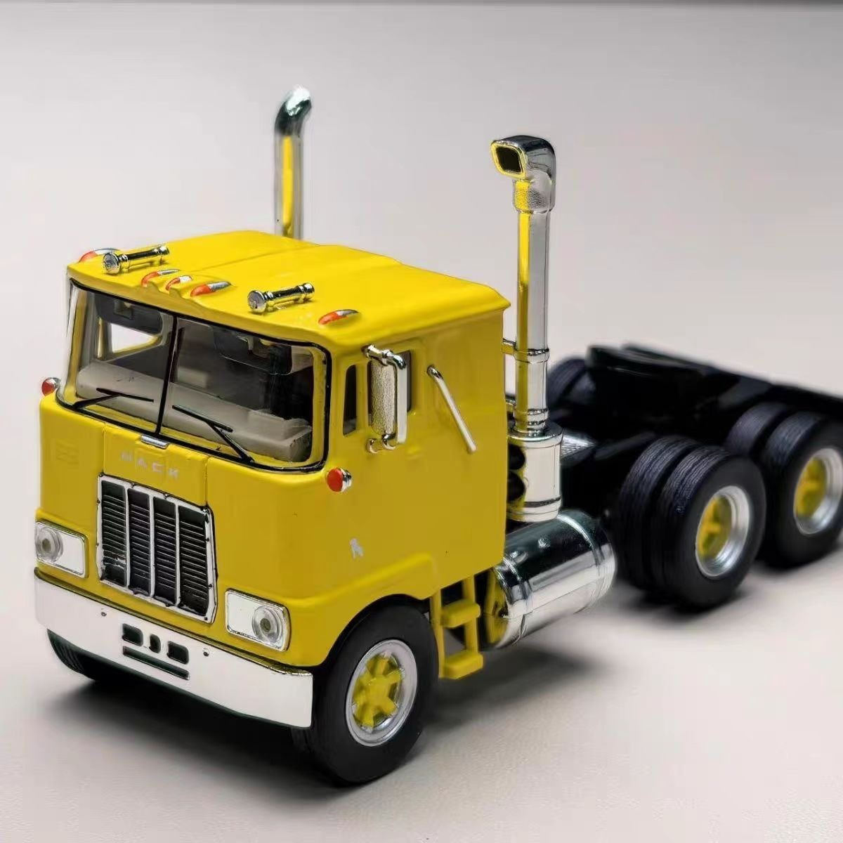 Top Shelf 1:64 Mack F700 Semi-Trailer Tractor Head Alloy Model