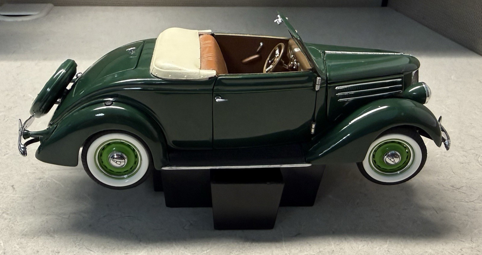 1936 Ford 1:24 Green Convertible With Stand Franklin Mint Precision Models Loose