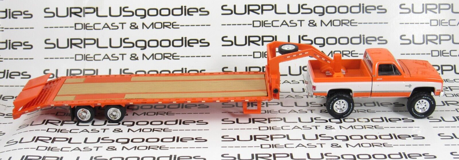 Greenlight 1:64 LOOSE LIFTED Orange 1986 CHEVROLET SILVERADO w/Gooseneck Trailer