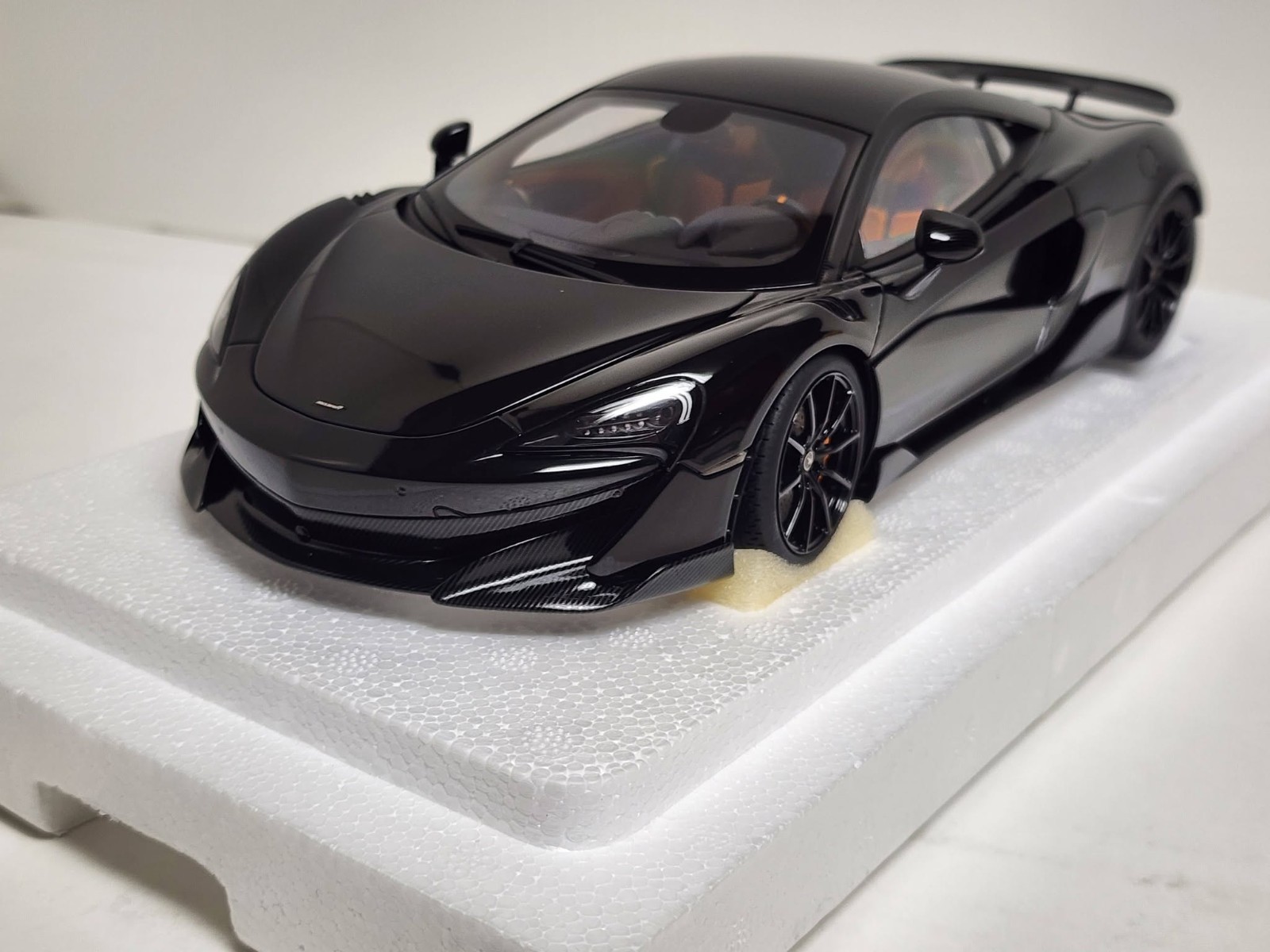 AUTOart – 1/18 die cast: McLaren 600LT, ONYX BLACK and orange inside.