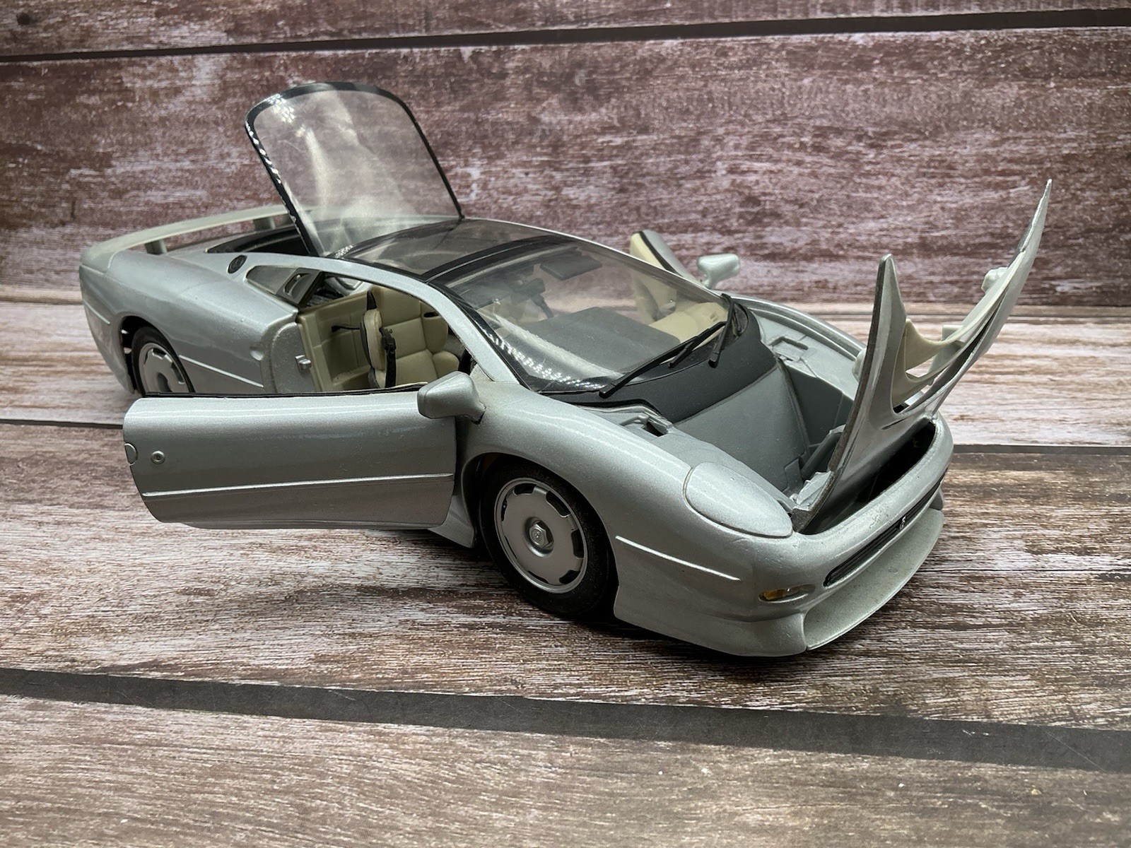 Maisto 1/18 ~ 1992 Jaguar XJ220 ~ Silver