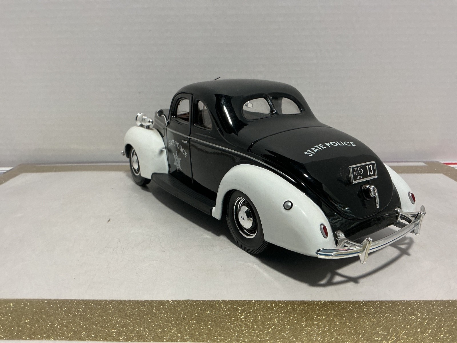 1/18 MAISTO 1939 FORD DELUXE TATE POLICE WHITE/BLACK ON TAN