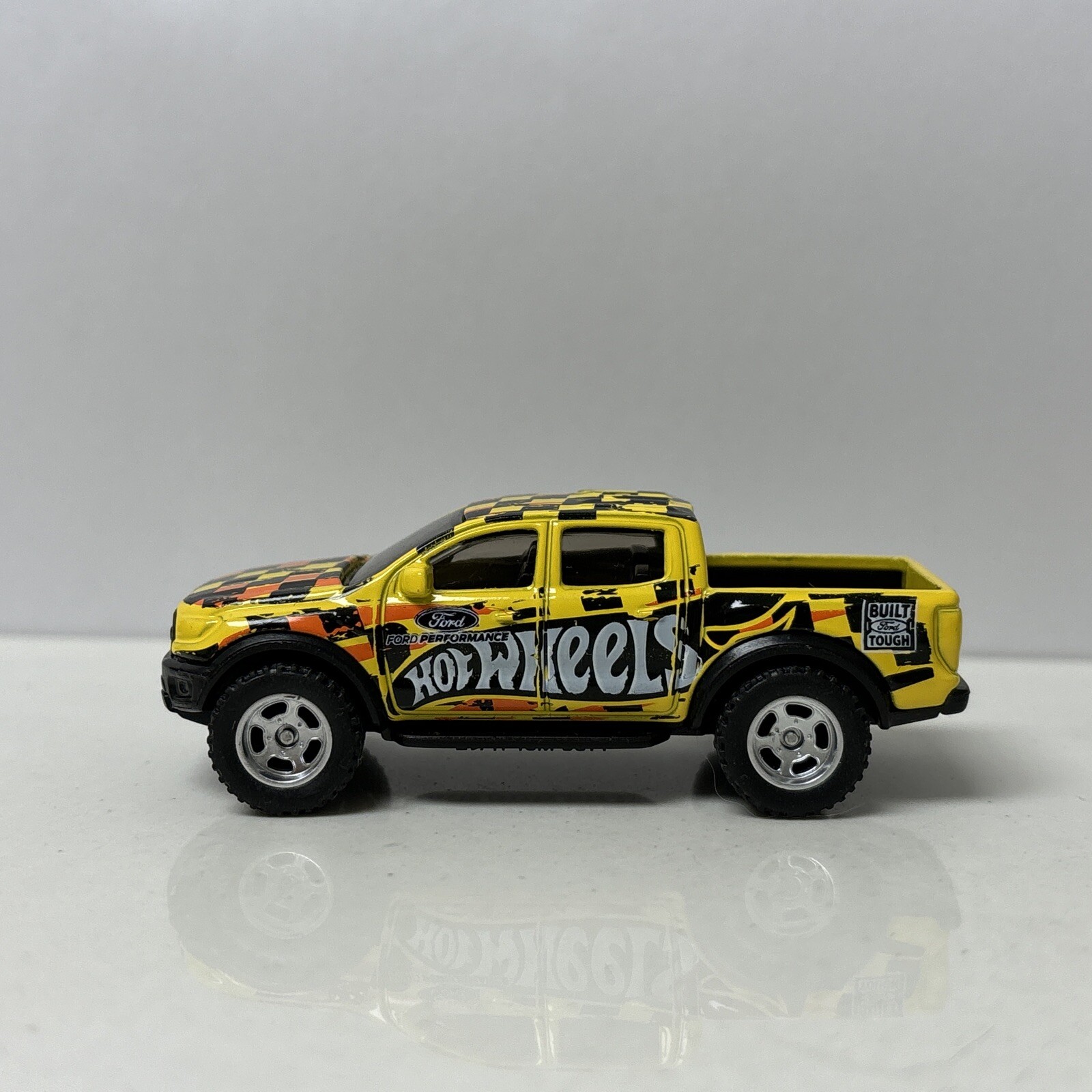 Hot Wheels CUSTOM W/REAL RIDERS Yellow ‘19 Ford Ranger Raptor