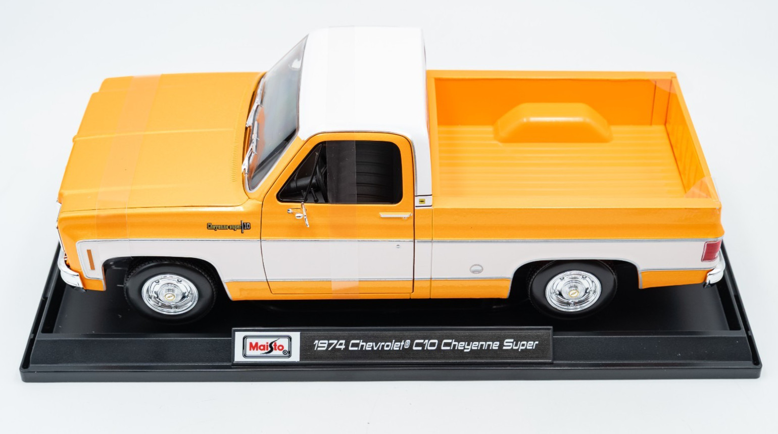 Maisto 1/18 Scale – 1974 Chevrolet C10 Cheyenne Super – Orange, White