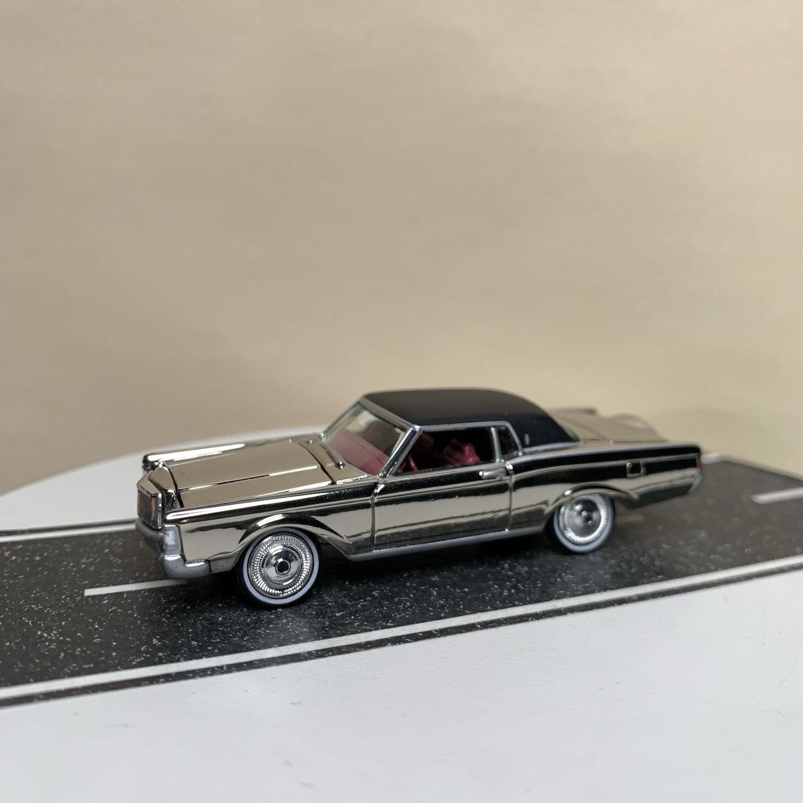 Johnny Lightning Classic Gold 1969 Lincoln Continental Mark III Chrome 1:64 NM