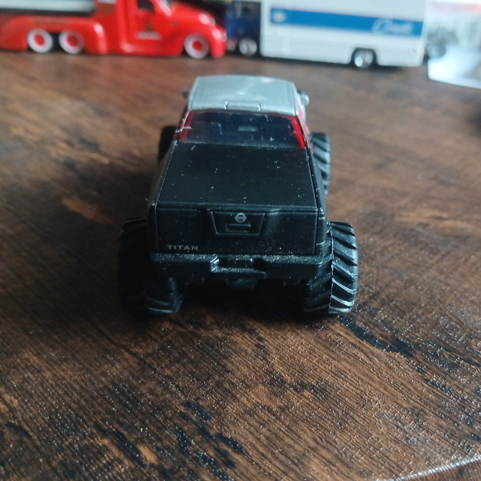 2023 JADA JUST TRUCKS WAVE 38 – 2006 NISSAN TITAN silver, black & red