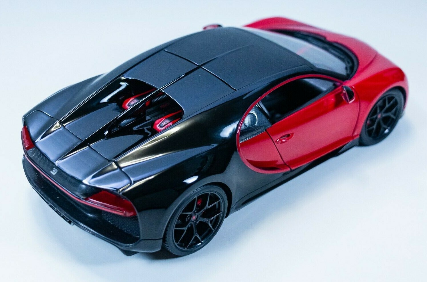 Maisto 1:18 Diecast Model Special Edition – Bugatti Chiron Red / Black