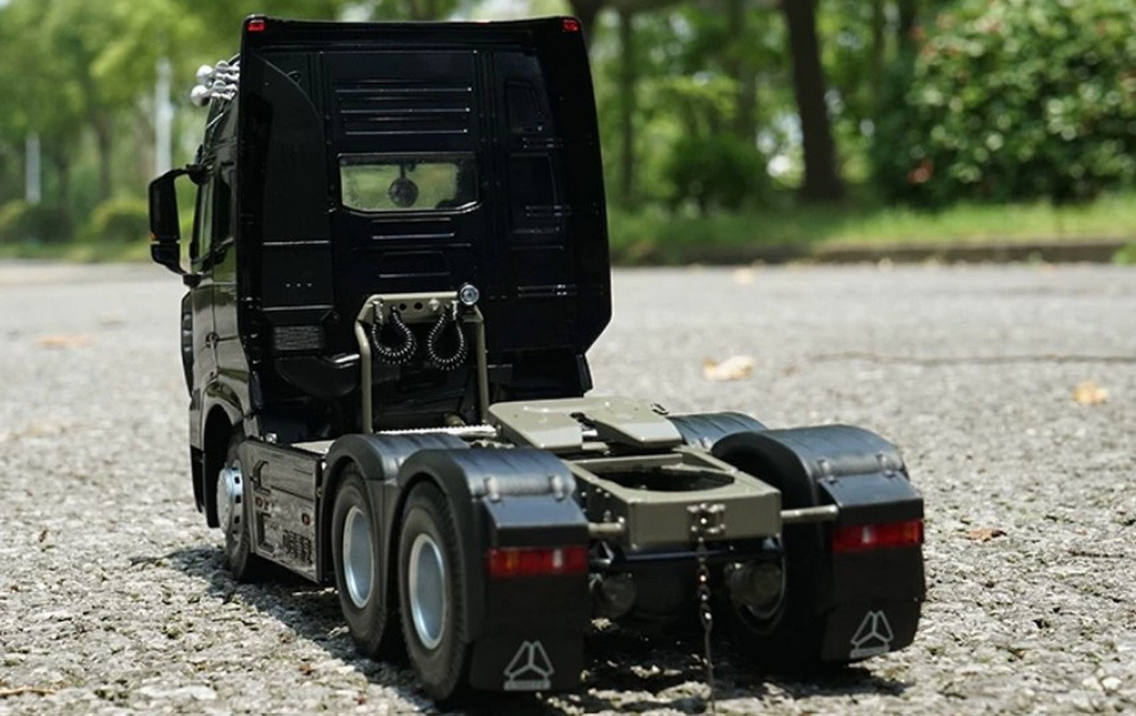 1/24 Scale HOWO A7 Tractor Truck Black Diecast Model Toy Collection Gift