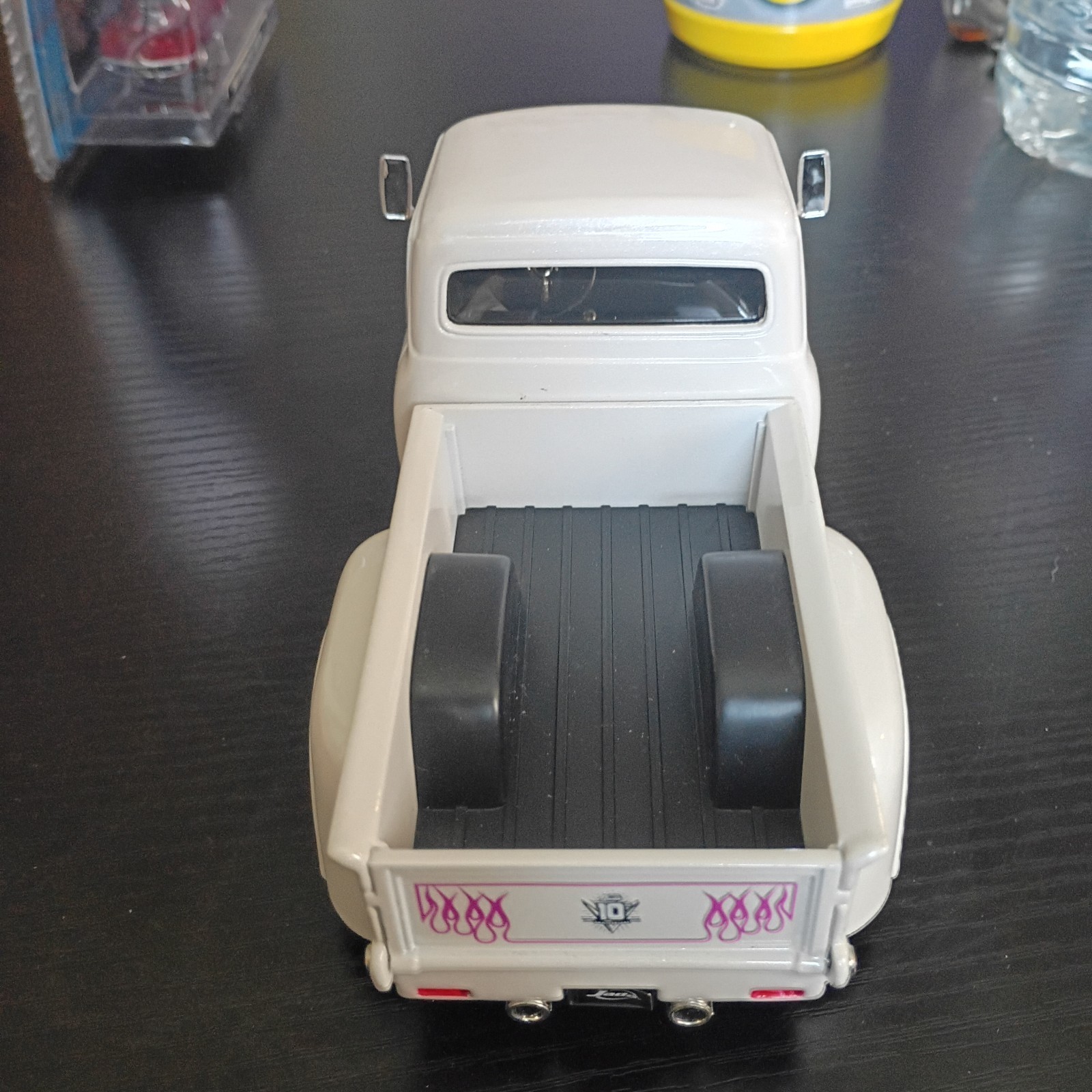 JADA 10TH ANNIVERSARY 1956 FORD F100 1:24 WHITE WITH FLAME