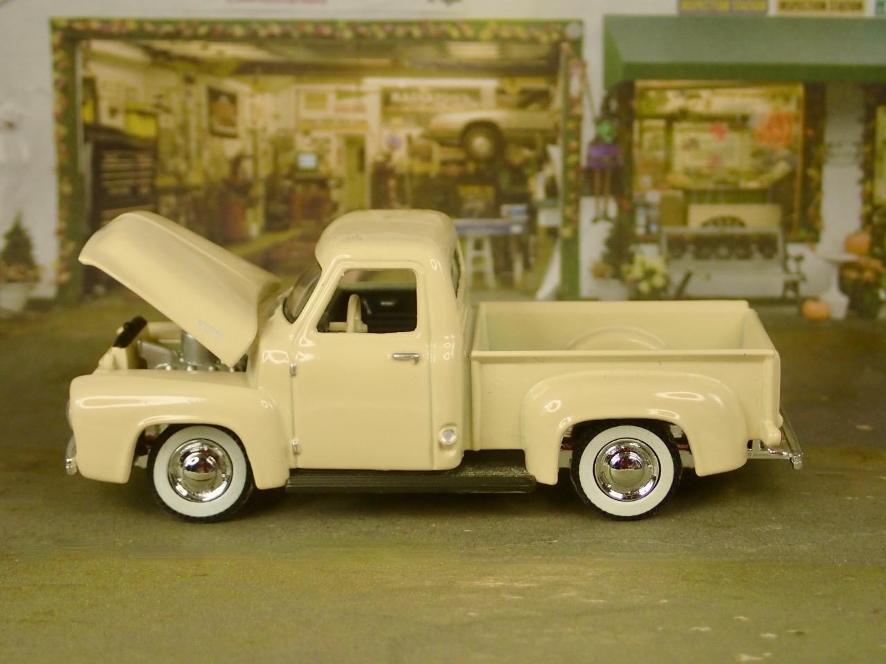 Vintage Motoring 1953 Ford F-100 Flathead V8 Step Side Pick-up 1/64 Scale LE O