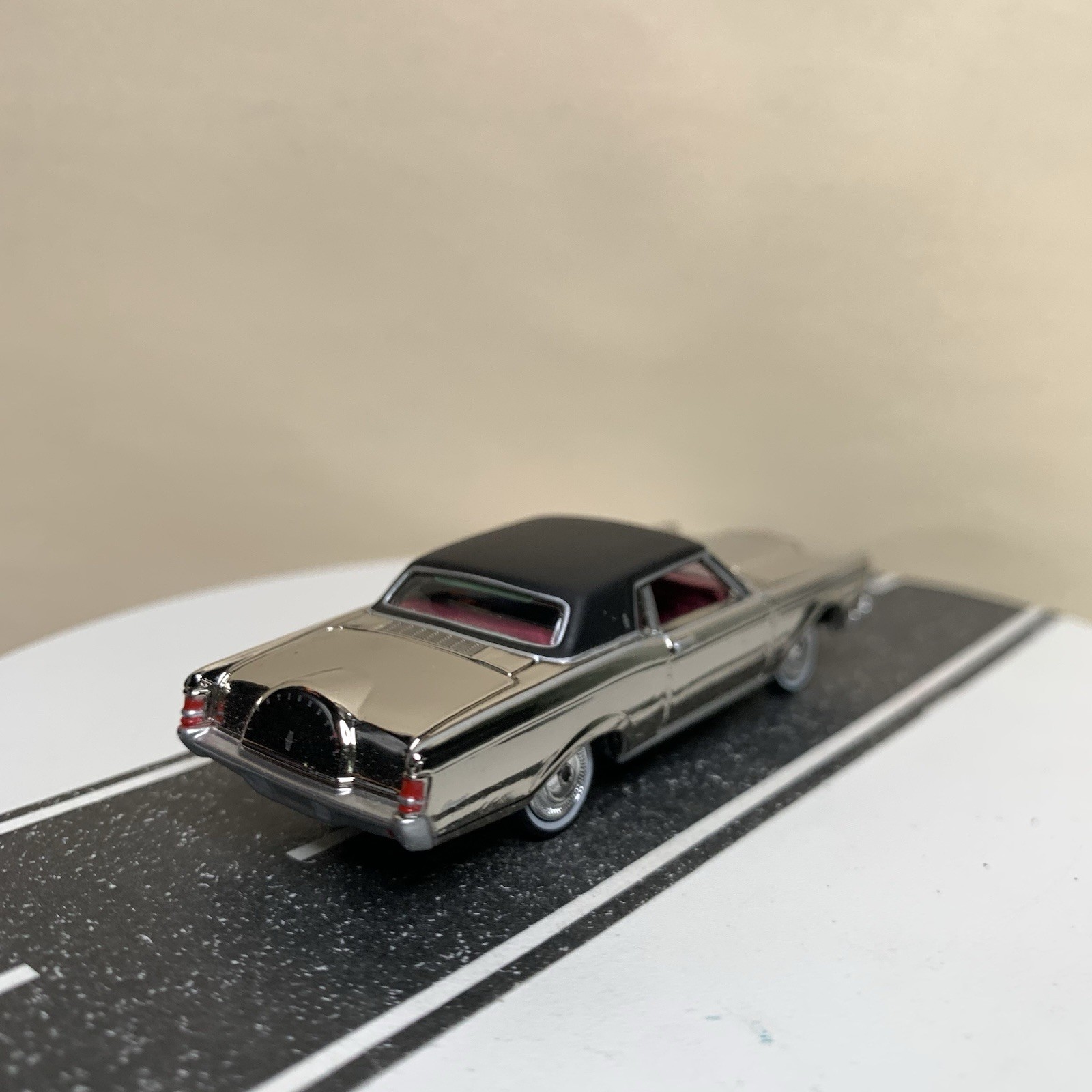 Johnny Lightning Classic Gold 1969 Lincoln Continental Mark III Chrome 1:64 NM