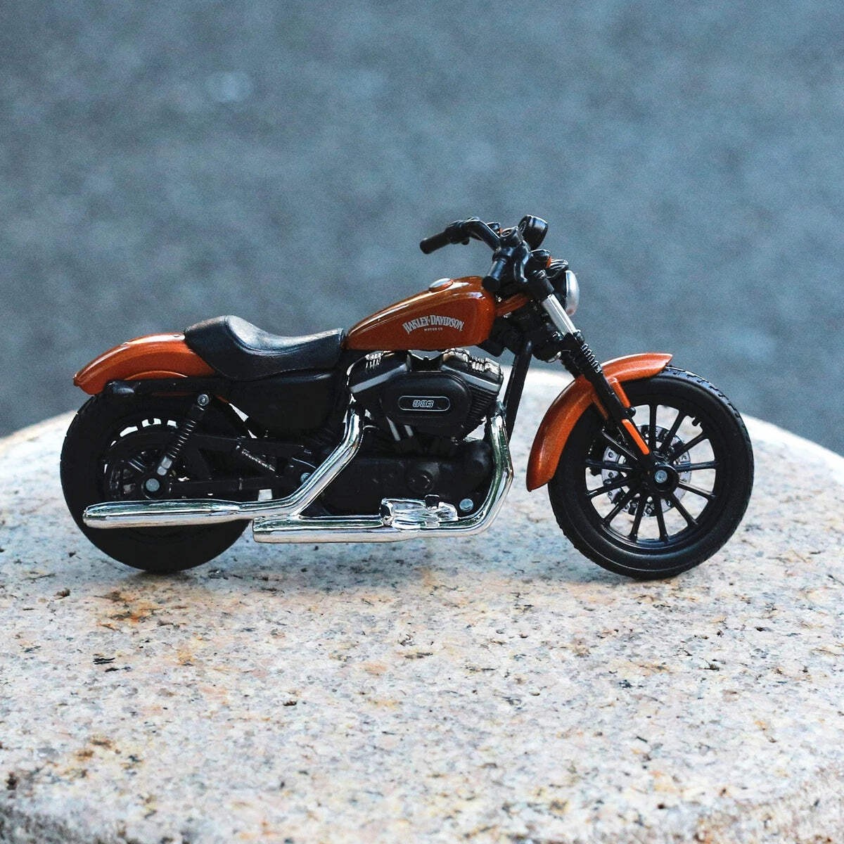 Maisto 1:18 Harley Davidson Sportster Iron 883 Diecast Alloy Classic Motorcycle
