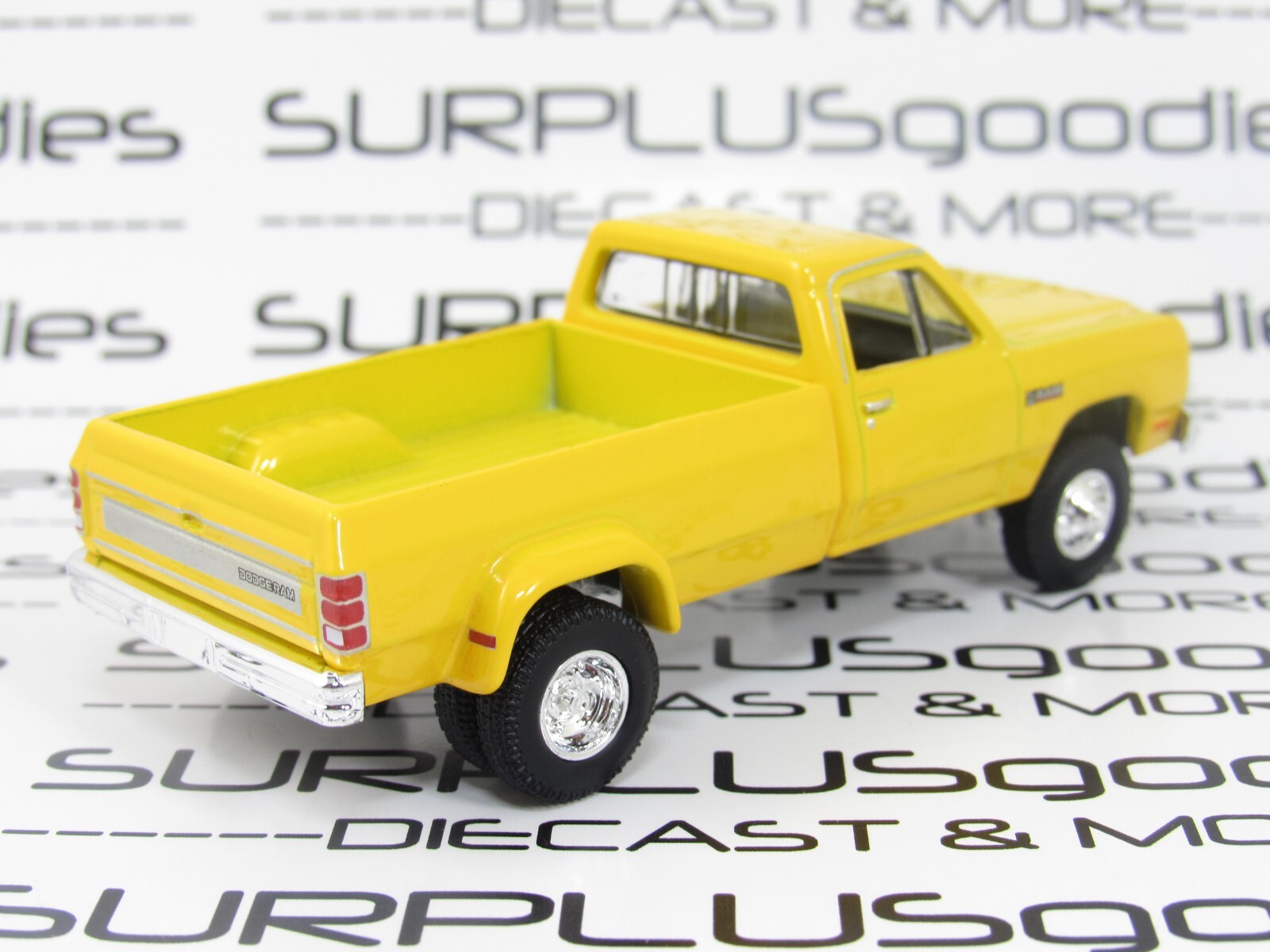 Greenlight 1:64 LOOSE Yellow 1982 DODGE RAM D-350 D350 Farm Dually Pickup