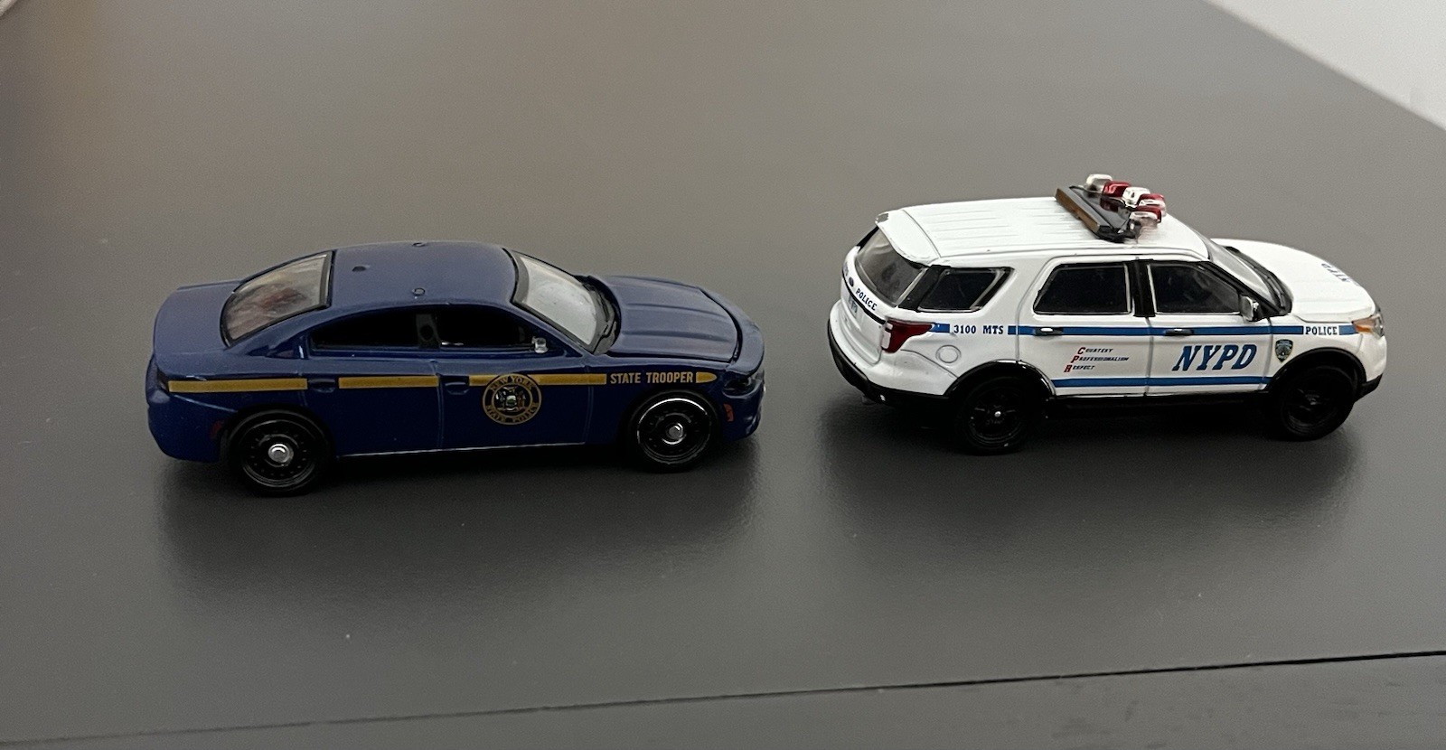 Green light NYST 2016 Dodge Charger Pursuit And 2015 NYPD Ford Interceptor. Open