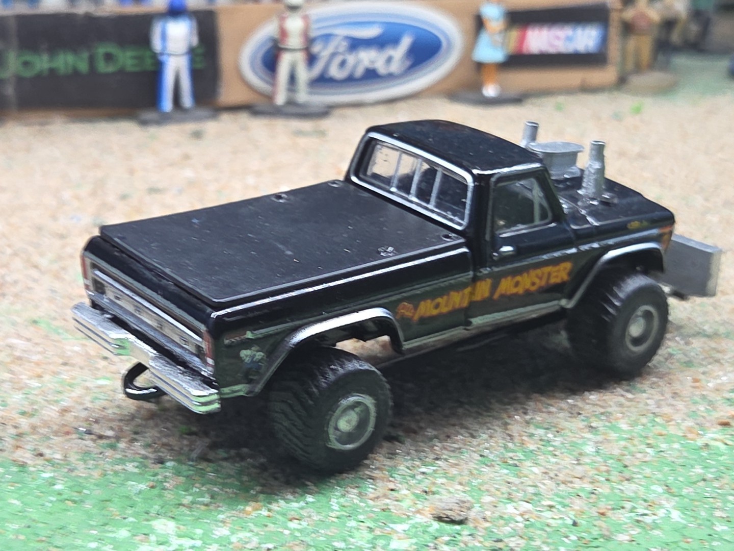 CUSTOM BUILT 1:64 GreenLight 1979 FORD HOT ROD PULLING TRUCK ertl puller dcp 460