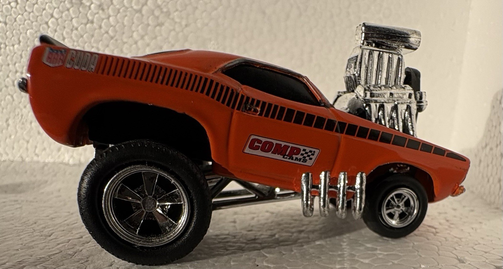Muscle Machines 1970 Plymouth Barracuda AAR ‘Cuda 2000 Original Funline 1/64