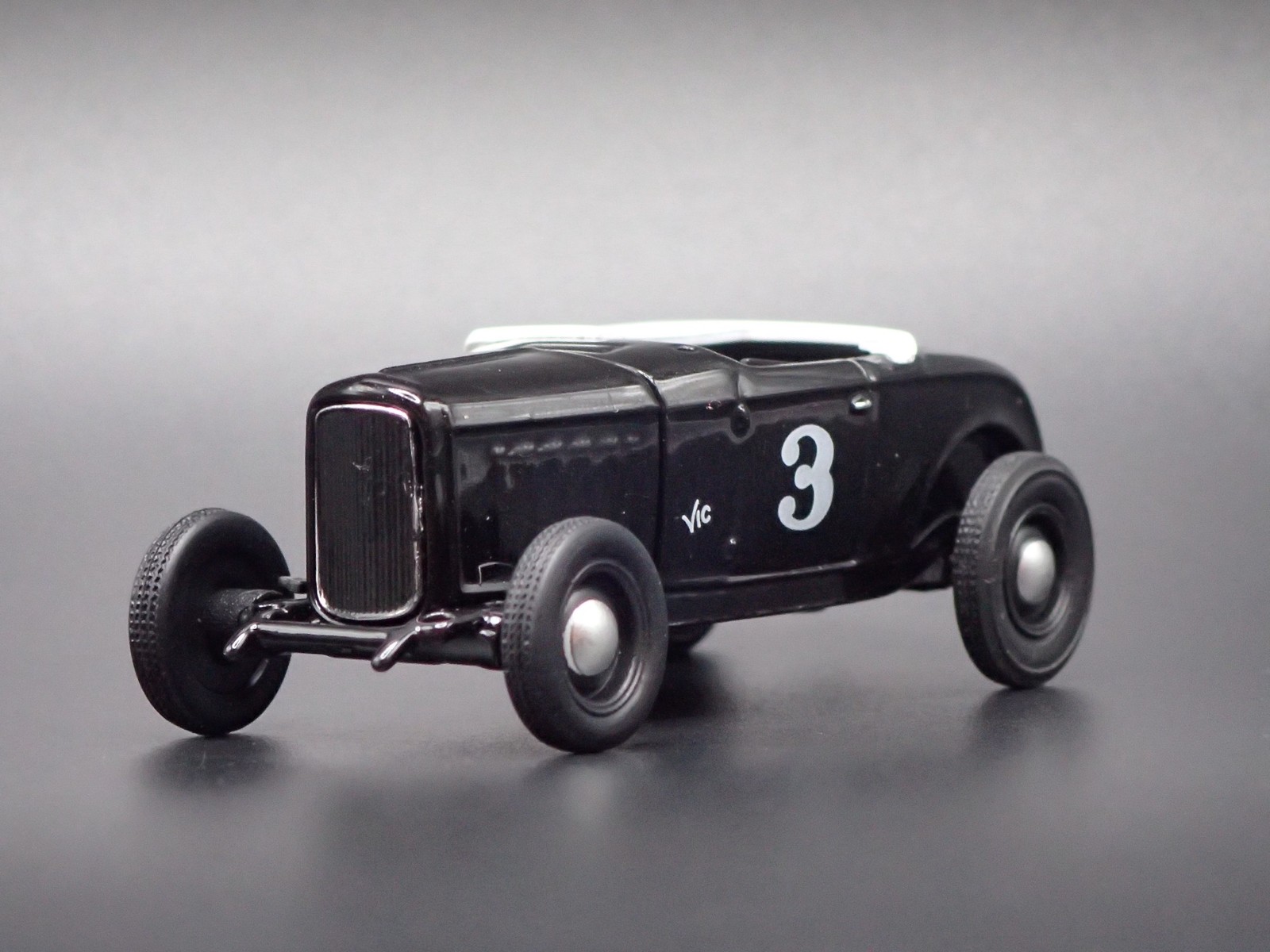 1932 32 FORD ROADSTER HOT ROD BLACK 1:64 SCALE DIORAMA DIECAST MODEL CAR