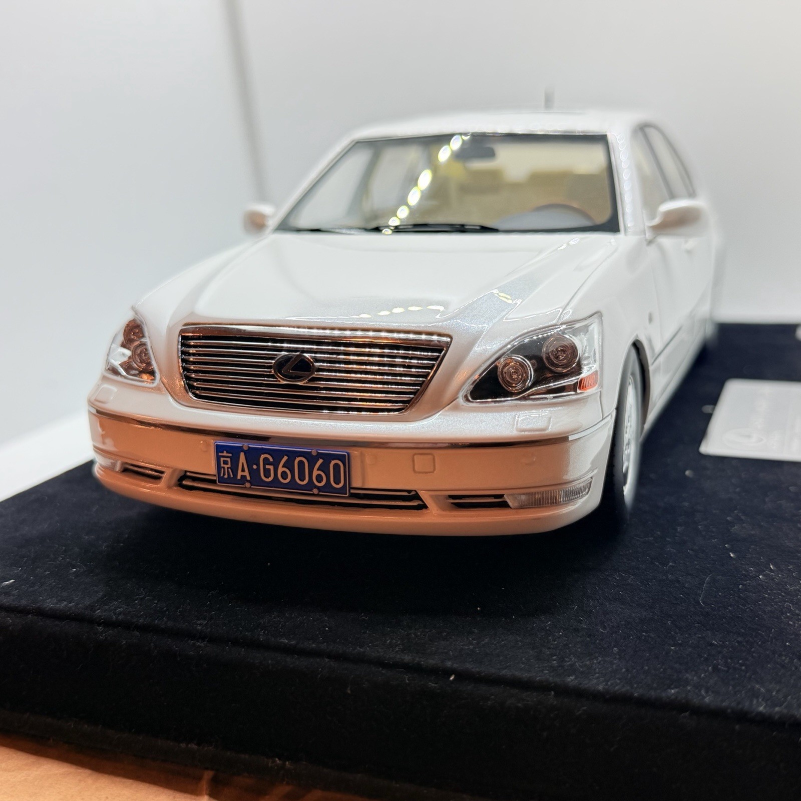 1/18 Ivy Models Lexus LS 430 in Gloss White 99 pieces Leather base