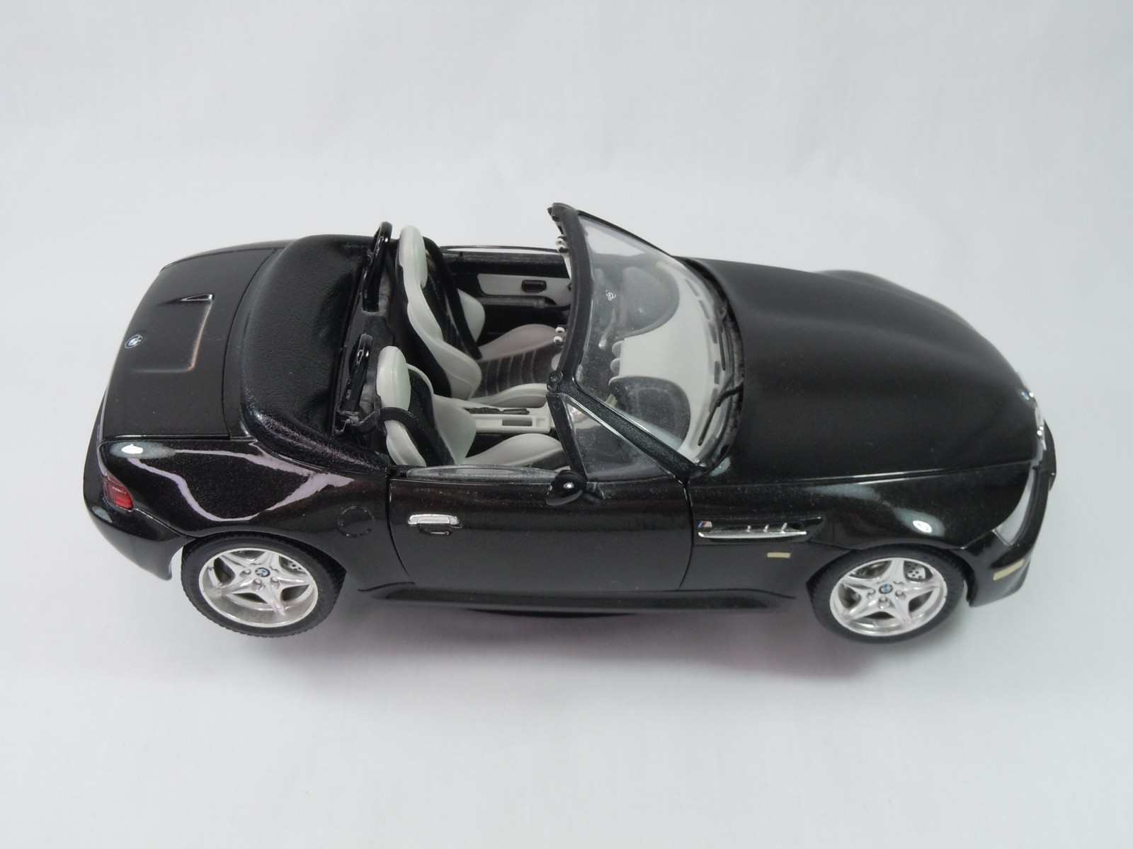 Burago 1/18 Scale BMW 330M Roadster 1996 Diecast Car With Stand