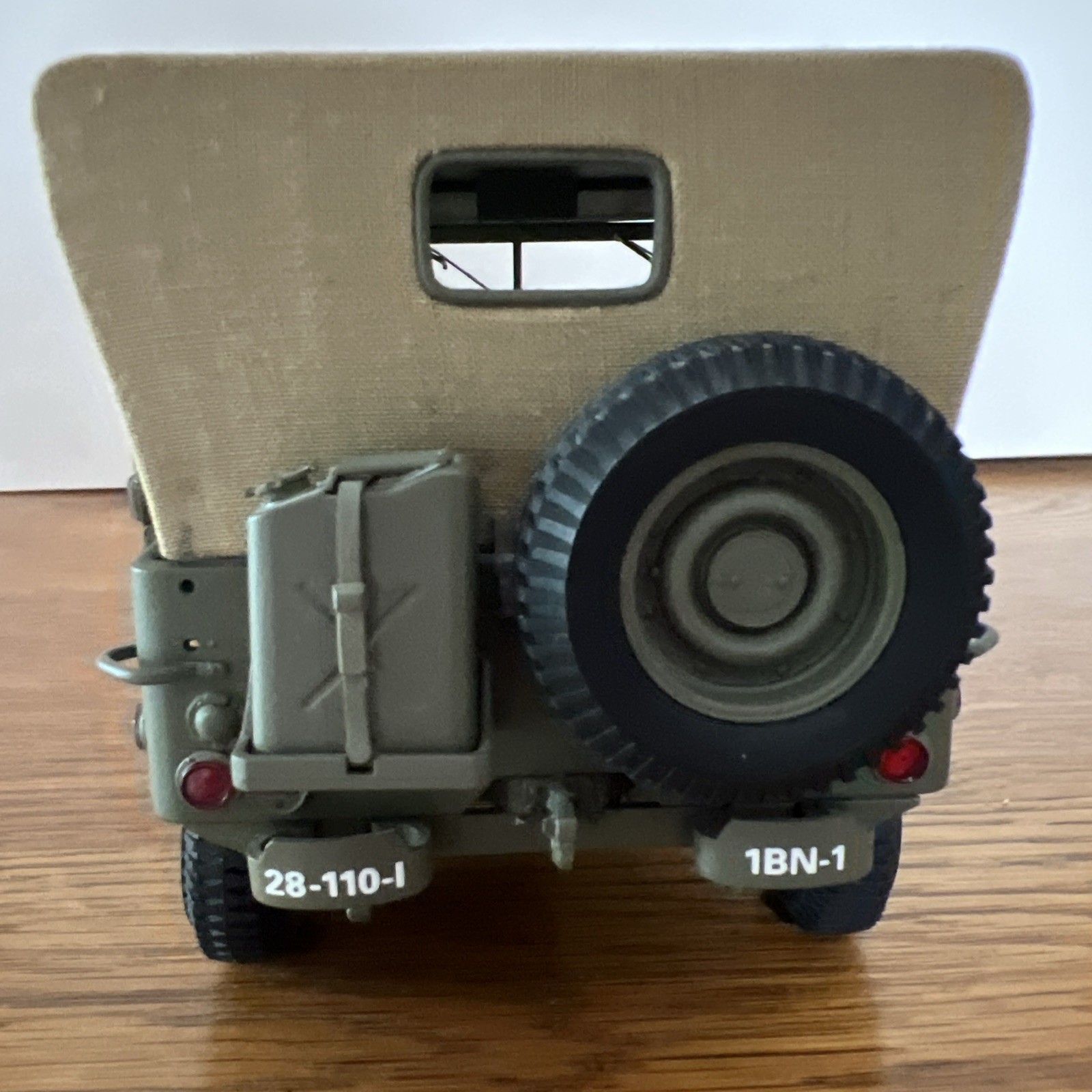 Danbury Mint 1940’s WWII Willy’s MB Scout Army Jeep with Linen Covered Top 1:16