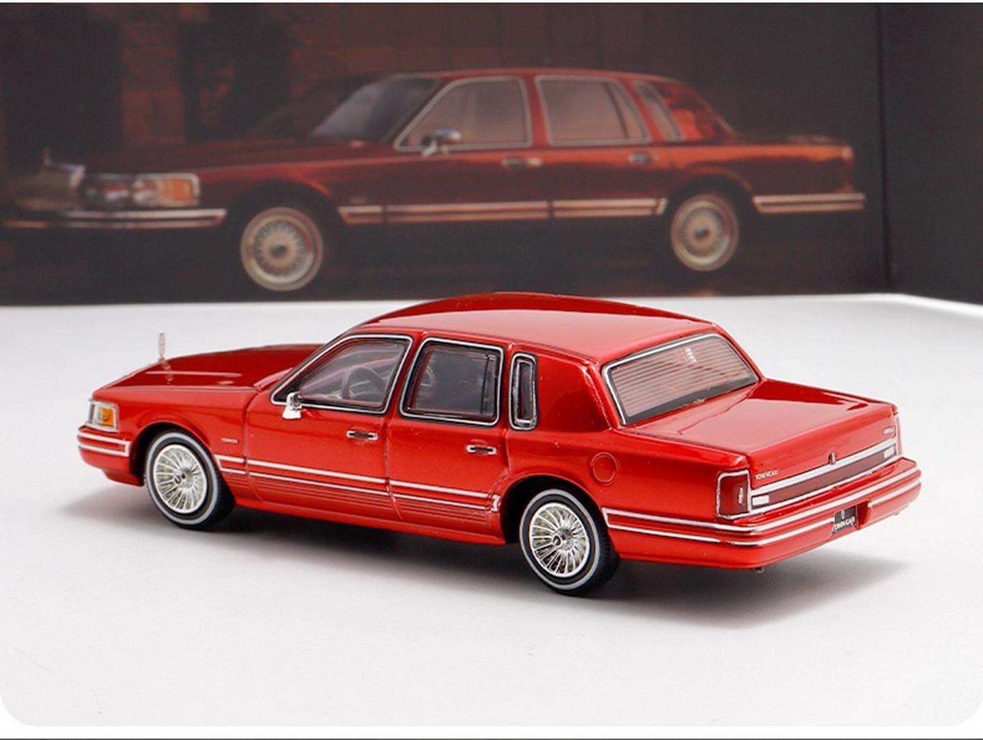 `MK 1/64 1992 Lincoln Town Car Red Diecast Car Model Toy Collector Gift