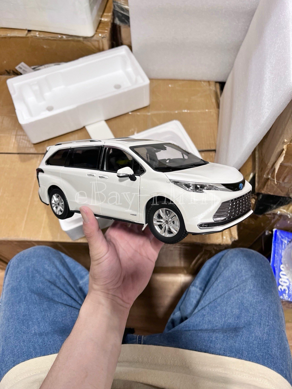 1:18 Scale 2021~2026 Toyota Sienna Limited Ice White Minivan Diecast Model Car