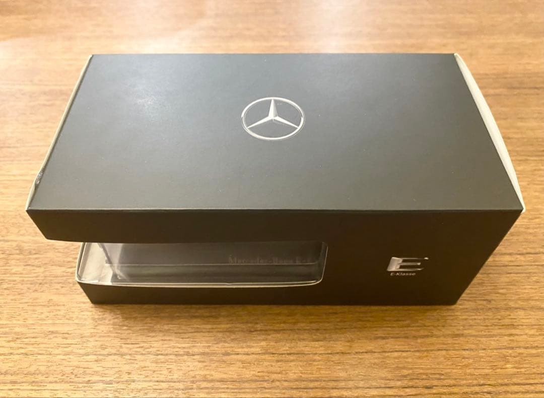 1/43 Mercedes-Benz E-class silver Collectables 17+