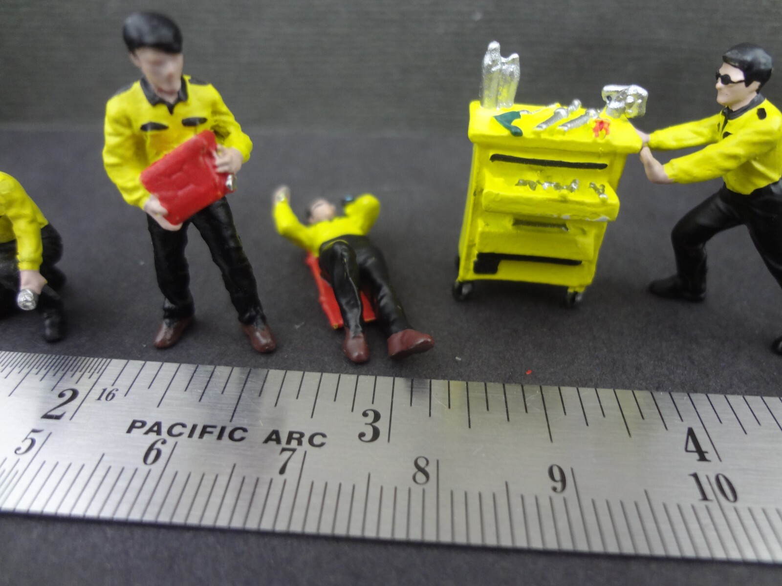 1:64 Scale figure set MOONEYES Mechanics + Moon Garage Set w/ lift + stickers