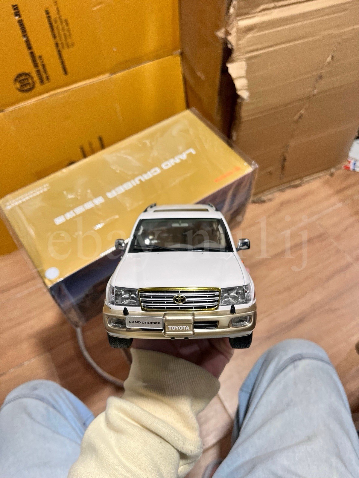 1:18 Scale Toyota Land Cruiser White Diecast Model Car