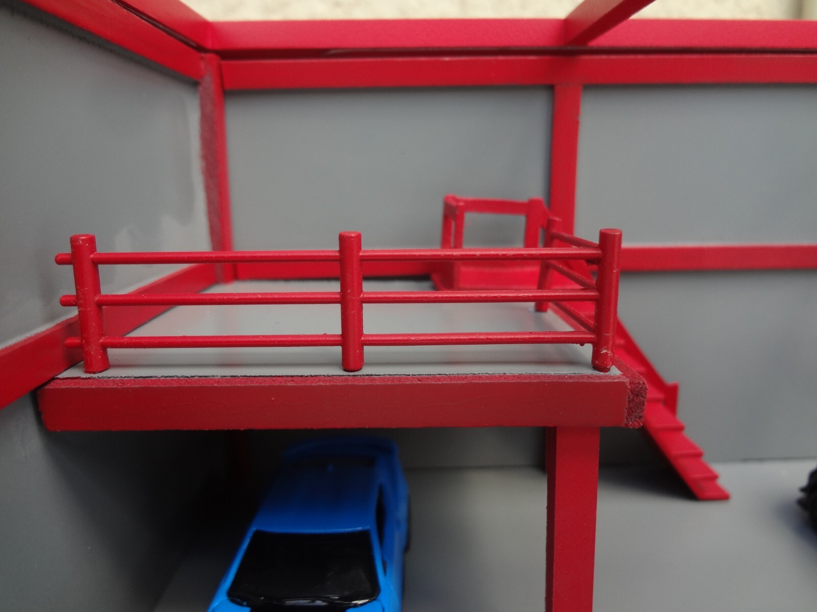 1:64 scale Mechanic Garage Diorama Gray & Red cars are not included
