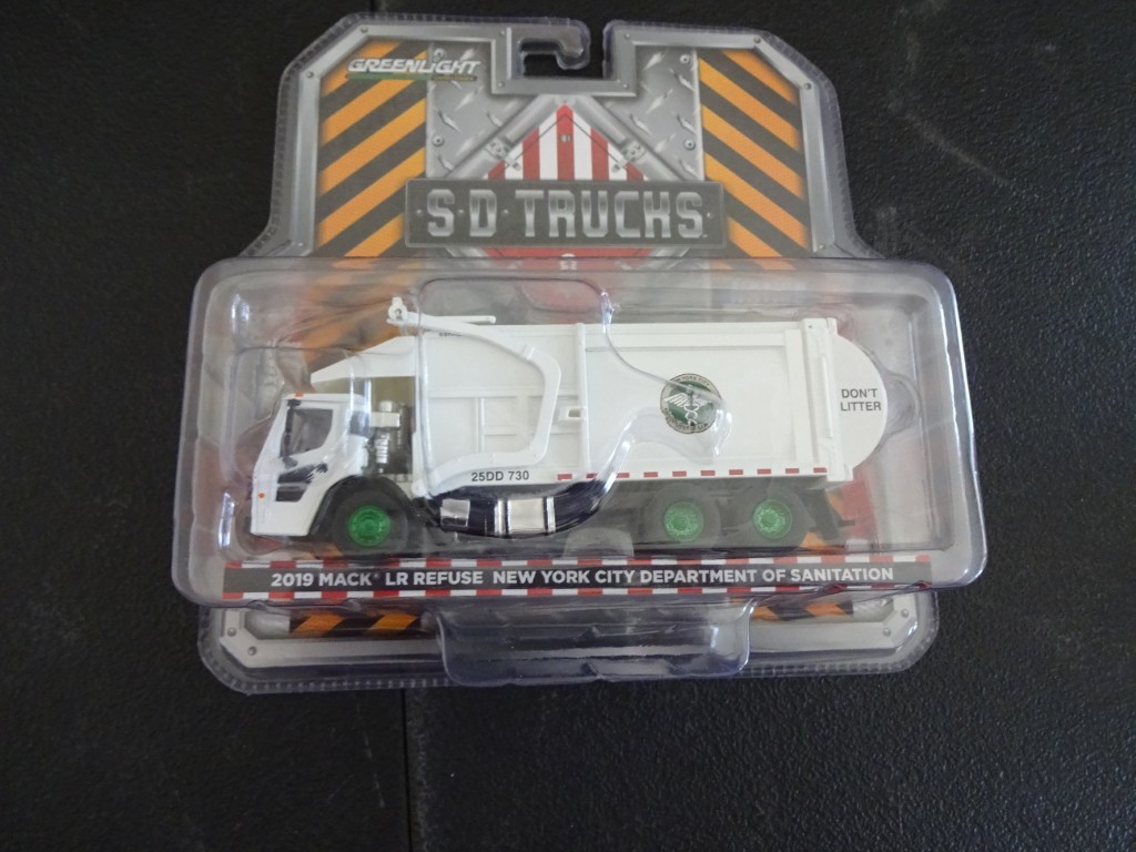GreenLight New York City Sanitation Mack LR Front Load Garbage Truck 1:64