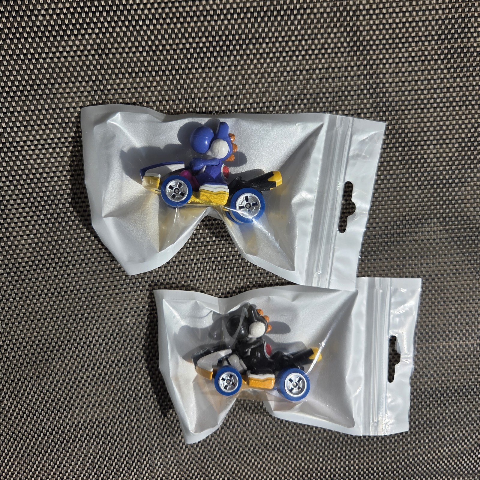 2018 Yoshi Mattel Hot Wheels Die-Cast Standard Kart (Black & Blue? / Purple?)