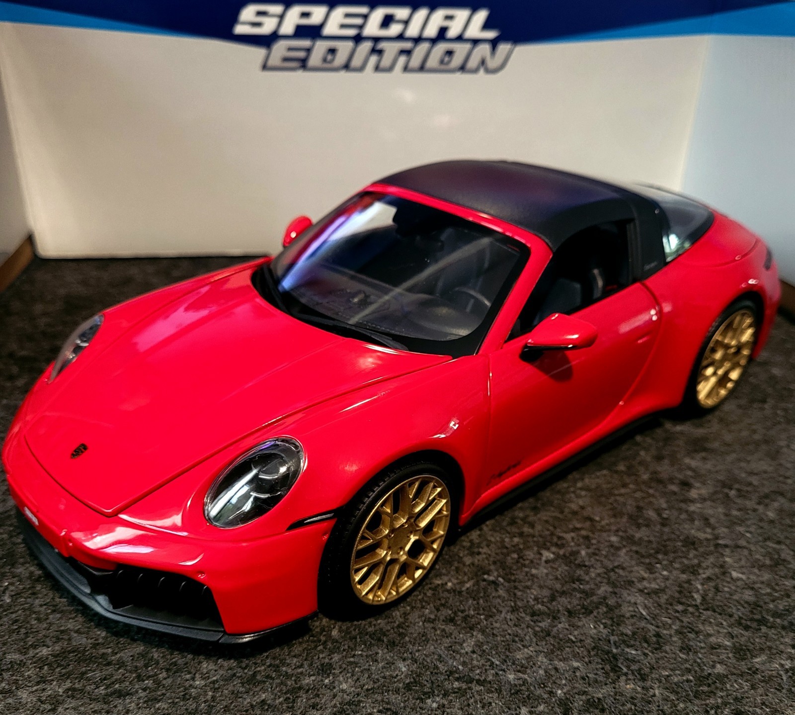 Porsche 911 Targa 4 GTS 1:18 Maisto Diecast Model Red Gold Removable Top