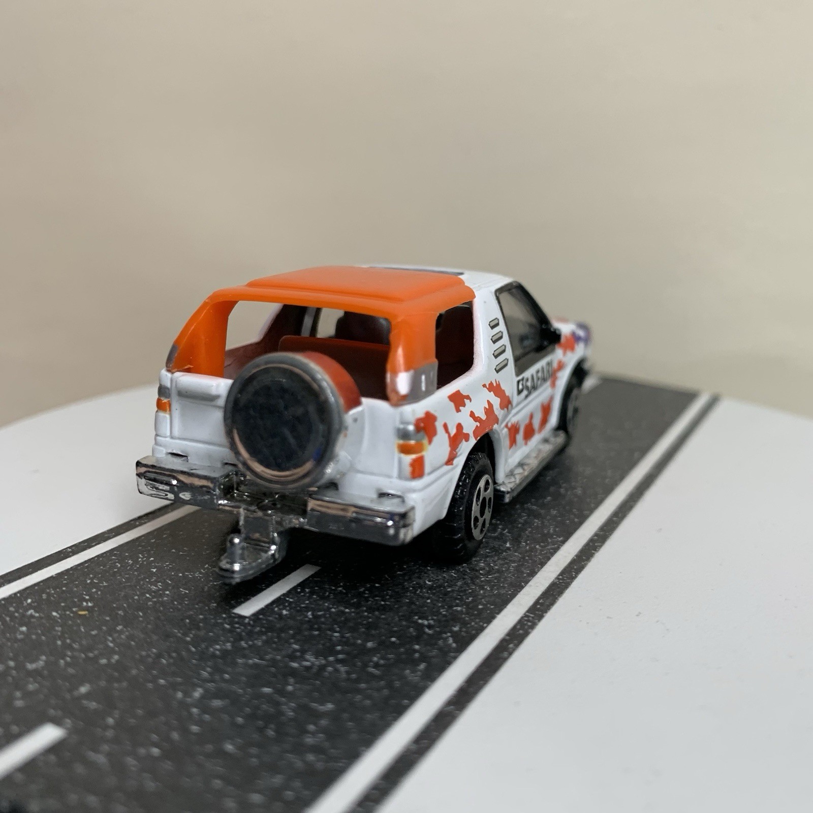Unbranded Diecast Realtoy 1989-1994 Isuzu Amigo 2-Door SUV White Safari 1:64 NM