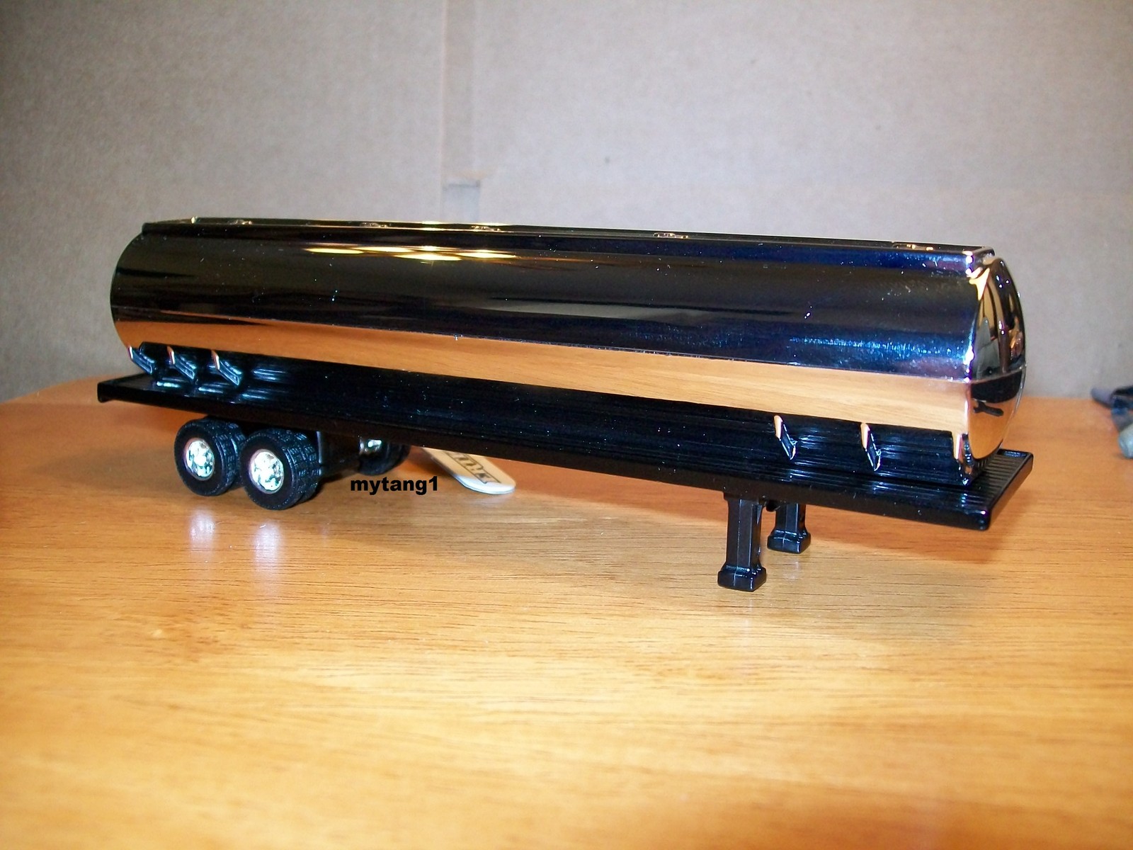 Ertl Collectibles RC2 Semi Tanker Trailer 6-1/2″ Long NO SCALE Black & Chrome